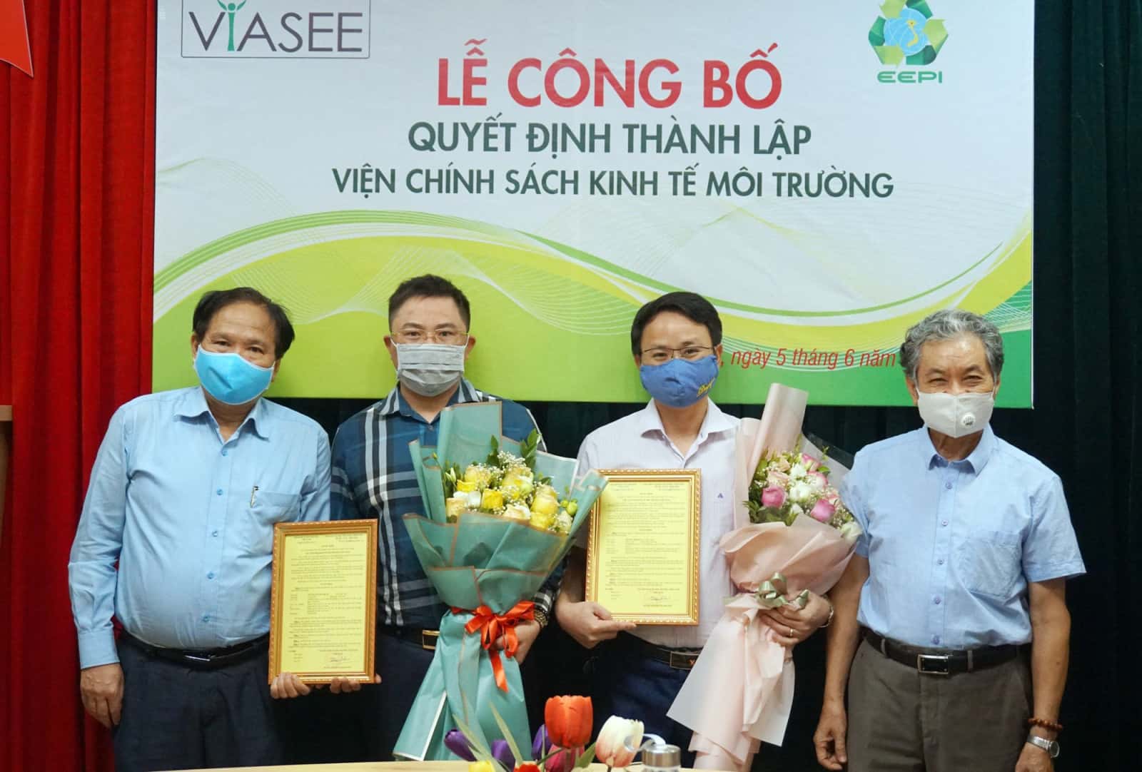 Nhà báo Nguyễn Tường Quân, Thạc sỹ, Luật sư Hà Huy Phong (đứng thứ 2 và thứ 3 từ bên trái sang) giữ chức danh Viện phó, Ủy viên Hội đồng Quản lý.