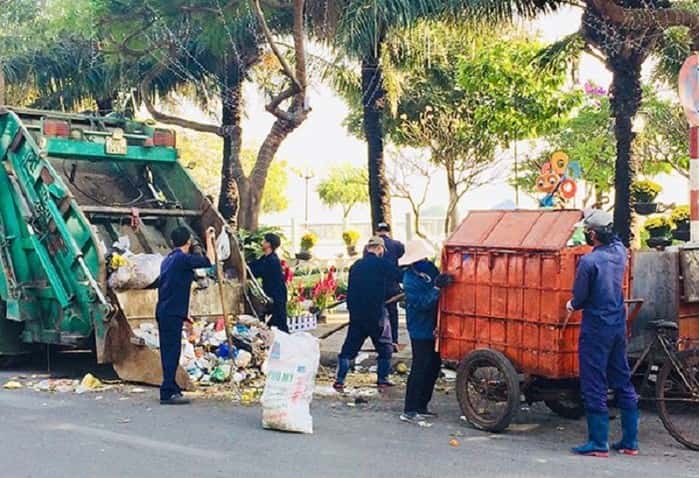 Công nhân vệ sinh thu gom rác khu vực chợ Biên Hòa