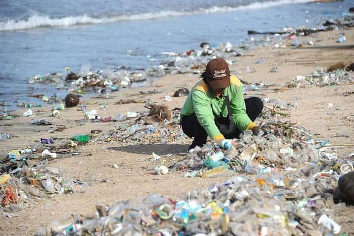 Bãi biển ngập rác thải nhựa. 