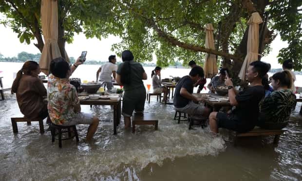 nhà hàng gần sông Chao Phraya vẫn mở cửa 
