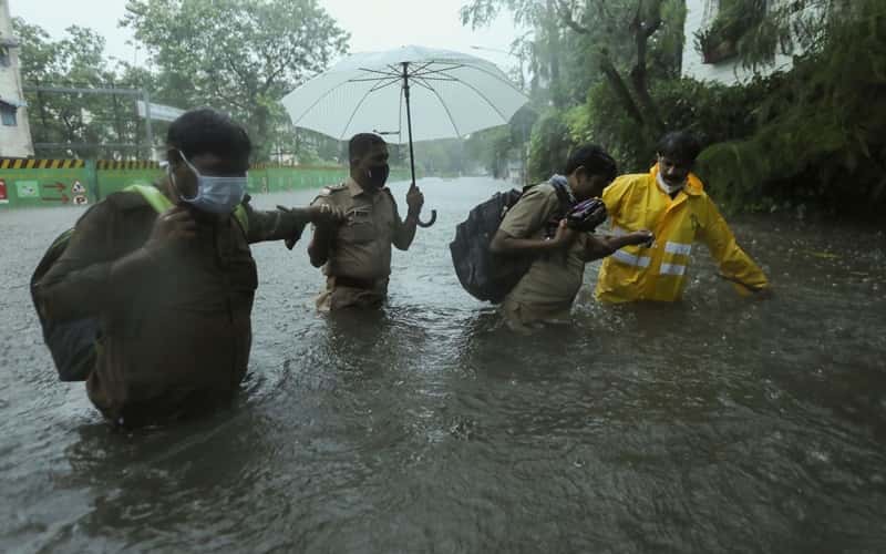 đoạn đường ngập nước tại Mumbai