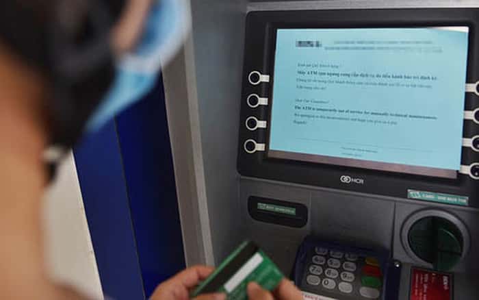 rút tiền tại cây ATM 