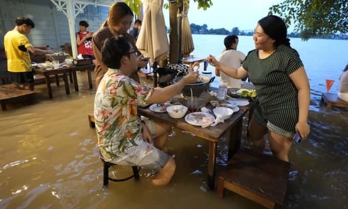 nhà hàng gần sông Chao Phraya vẫn mở cửa 