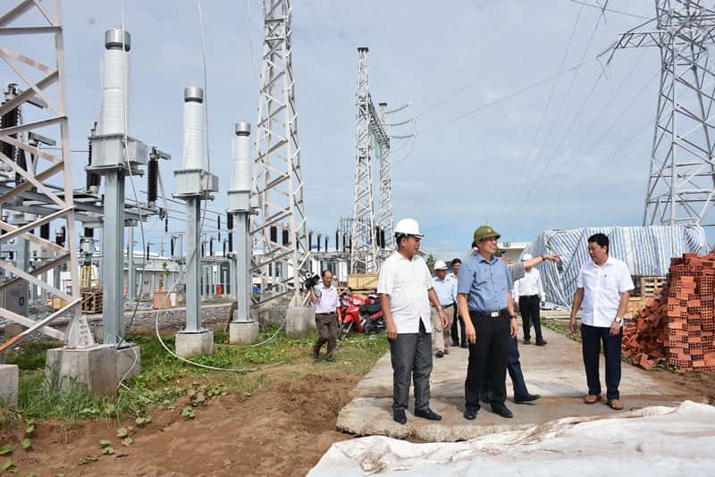 Cơ quan chức năng tỉnh Bến Tre khảo sát thực tế tại 1 nhà máy điện gió tại huyện Thạnh Phú.