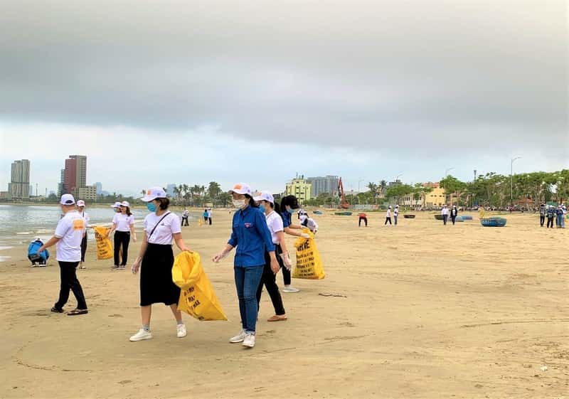 Tình nguyện viên ở TP.Đà Nẵng tham gia dọn vệ sinh, thu gom rác thải dọc bờ biển hồi tháng 3/2021.