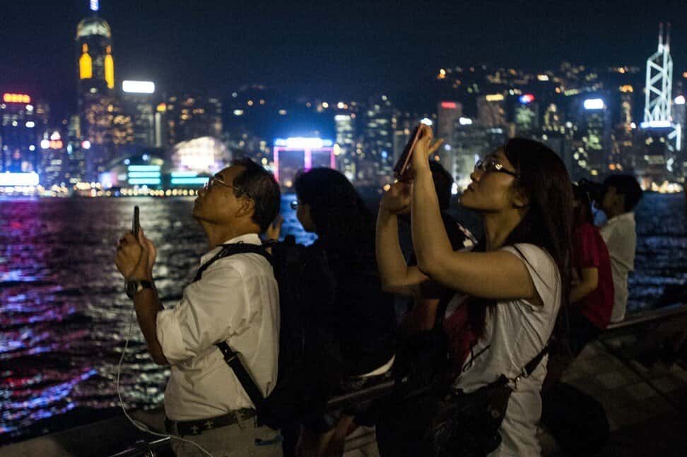 Người dân chụp ảnh nguyệt thực từ Đại lộ Ngôi sao ở Hong Kong 