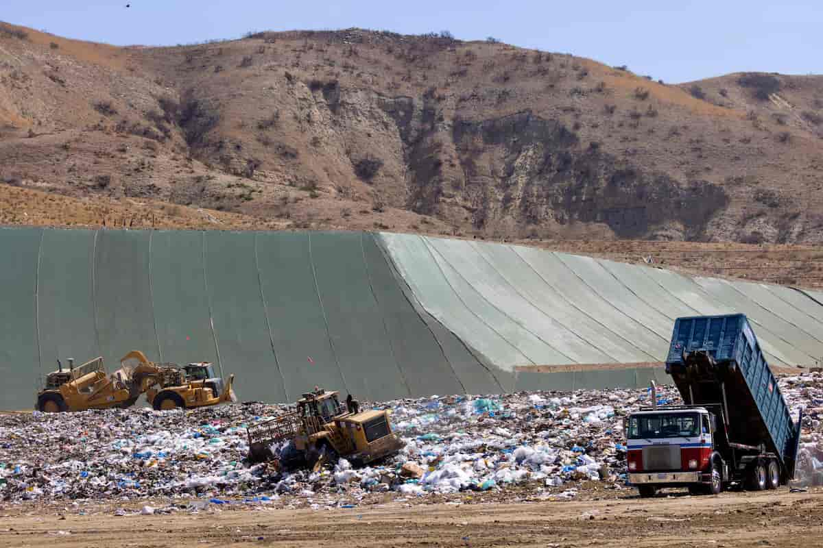 Bãi chôn lấp rác ở Mỹ là nguồn phát thải khí metan lớn nhất