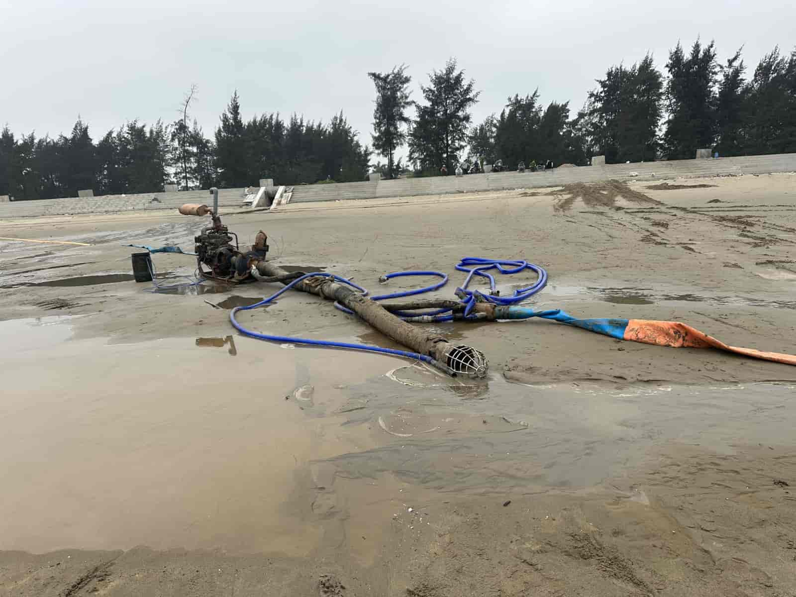 Bắt quả tang doanh nghiệp hút cát trái phép tại bãi biển Cửa Lò