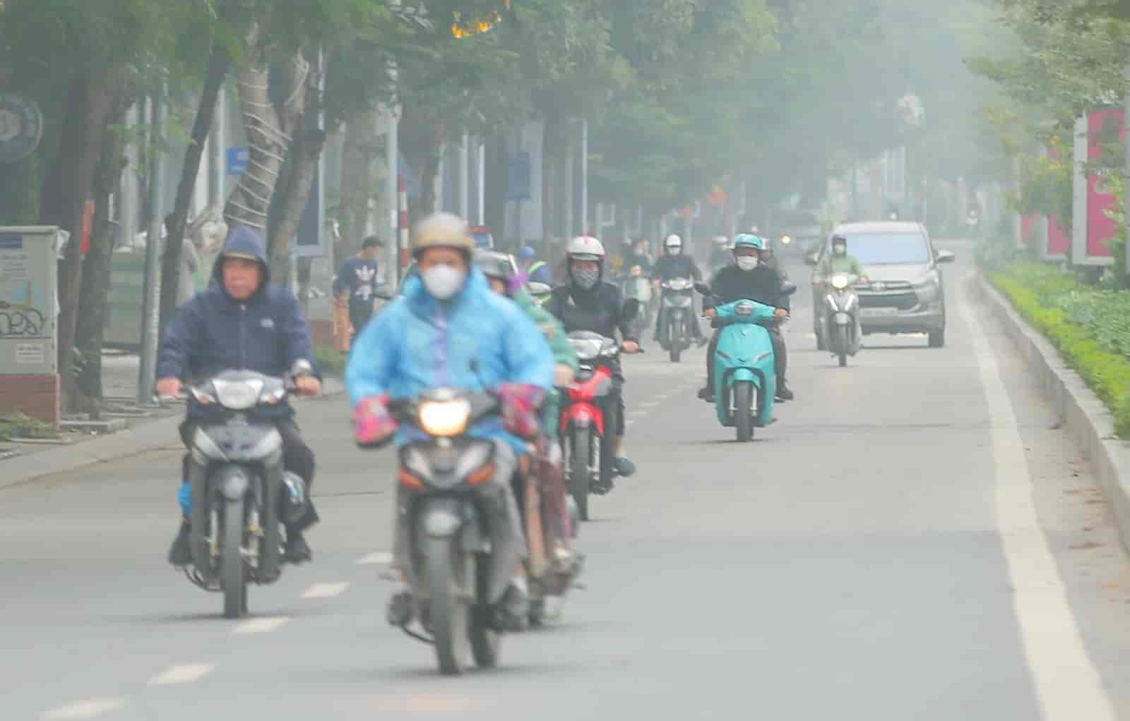 Bầu trời Hà Nội 'được' bao phủ bởi sương mù, bụi mịn, ô nhiễm không khí thứ 3 thế giới
