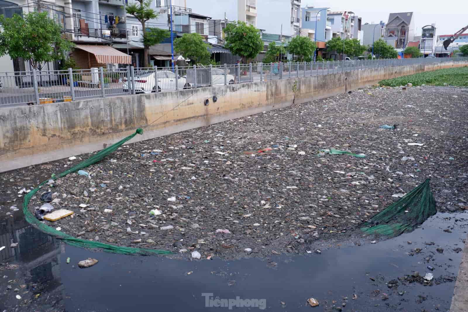 Nhọc nhằn cảnh công nhân vệ sinh ngâm mình giữa nước kênh đen ngòm, hôi thối vớt gần trăm tấn rác