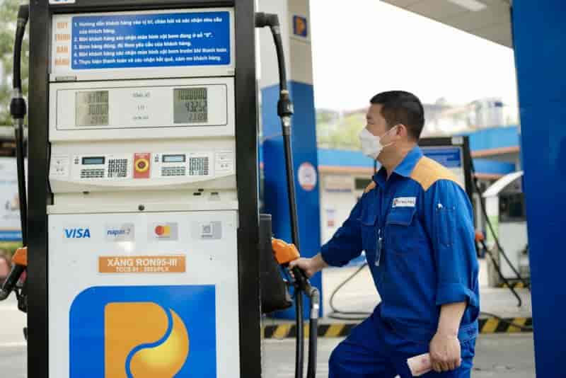Giá xăng dầu cao làm tăng rủi ro lạm phát dịp cuối năm