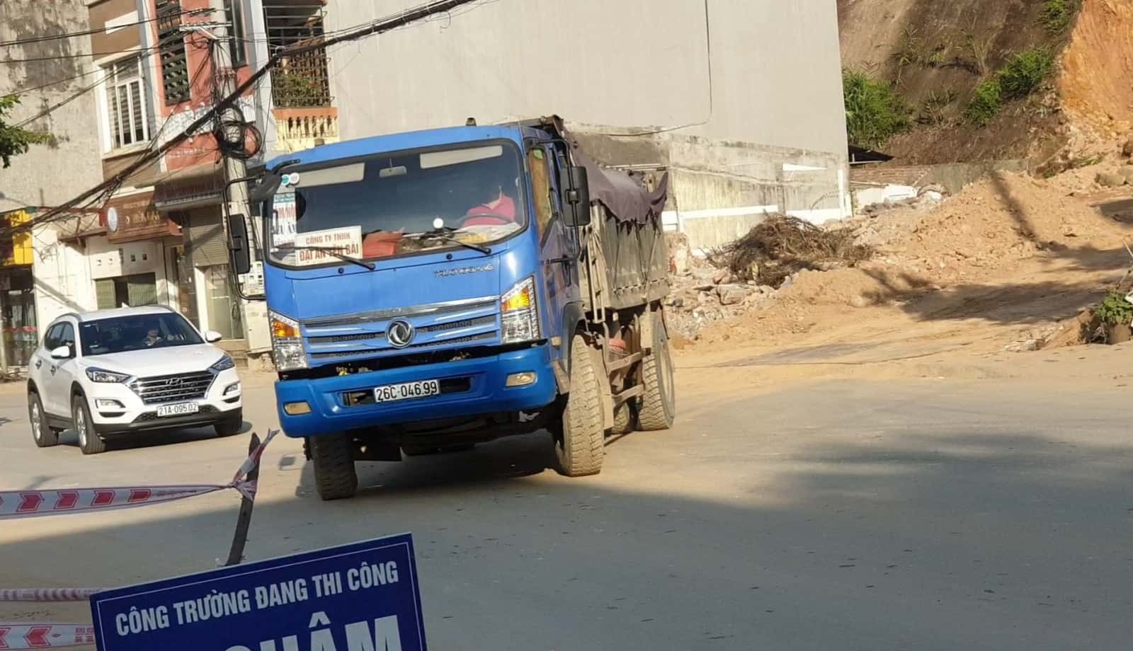 Yên Bái: Bụi mịt mù từ đoàn xe chở đất của Công ty Đại An Yên Bái