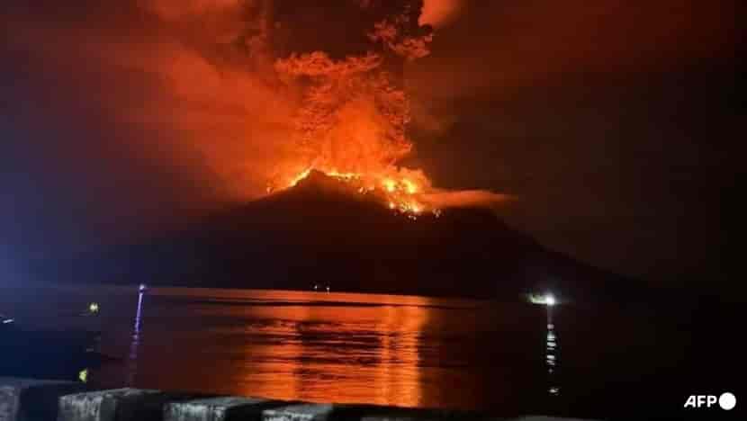 Núi lửa ở Indonesia phun trào, nham thạch đỏ rực, khói đen bốc cao vút, đe dọa khí hậu toàn cầu