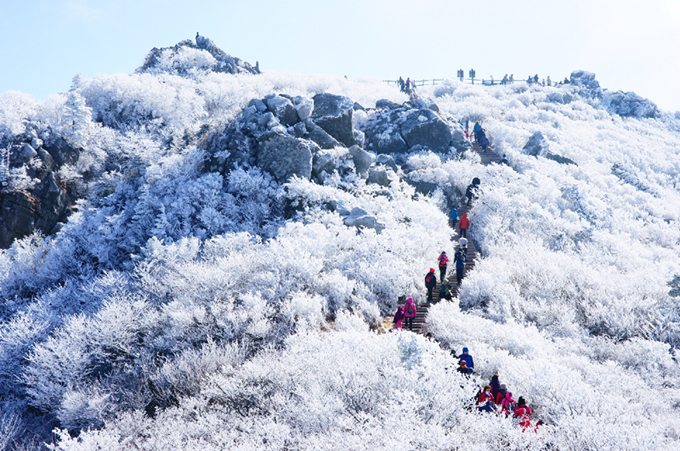 Những đợt không khí lạnh mạnh đang ảnh hưởng đến nhiều nước châu Á và đưa mùa đông lạnh giá đến với khu vực này. Ở Hàn Quốc, tuyết đã rơi cách đây vài tuần. Ở thủ đô Seoul, tuyết cũng phủ trắng xóa nhiều con đường, công viên. Người Hàn có thói quen đi leo núi ngắm tuyết vào mùa đông và một trong những điểm đến nổi tiếng được nhiều người lựa chọn là  vườn quốc gia núi Deogyusan (tỉnh Jeollabuk-do).