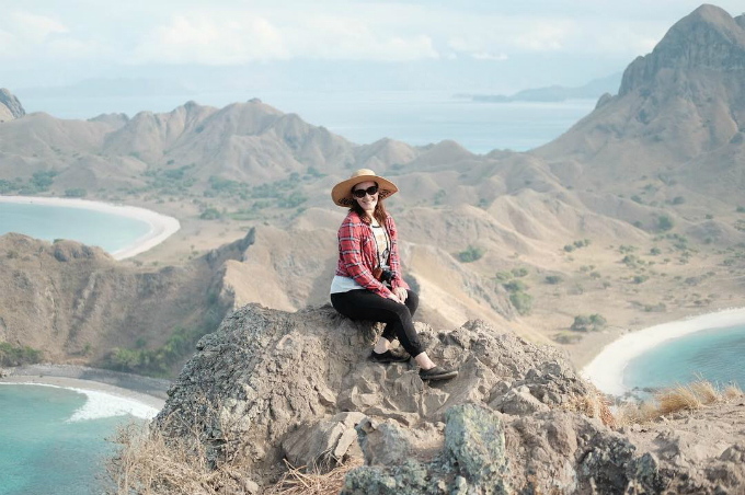 Đảo Komodo nhìn từ trên cao, với bãi biển ôm trọn hai bên dãy núi. Đây cũng là địa điểm check in quen thuộc của giới phượt ở Indonesia. Bạn có nhiều cách đến với hòn đảo xinh đẹp này, trong đó phổ biến nhất là từ Bali. Du khách có thể bay từ Bali đến sân bay Labuan Bajo trên đảo Flores rồi từ đây mua tour theo ngày đến đảo Komodo. Do hòn đảo còn là nơi bảo tồn loài rồng Komodo cực quý hiếm nên mọi hoạt động của khách du lịch đều cần được đảm bảo an toàn.