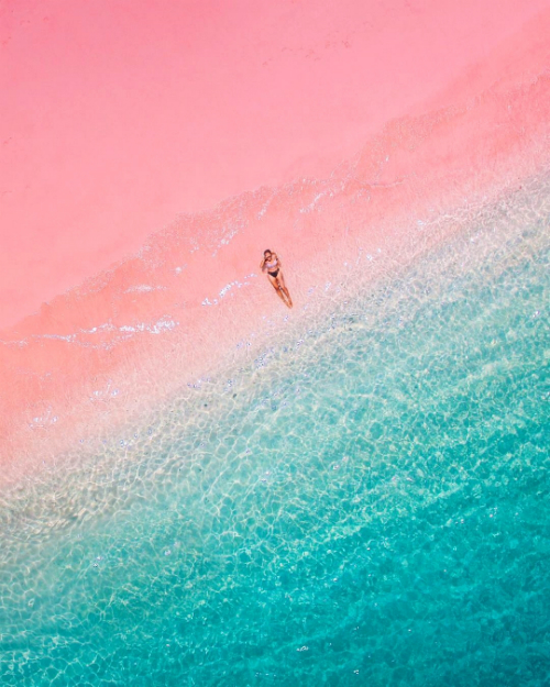 Làn nước biển xanh trong màu ngọc bích, vỗ sóng bên bờ cát hồng baby đẹp như một bảng màu của các họa sĩ, trở thành địa điểm chụp ảnh check in sống ảo nổi tiếng ở quốc gia vạn đảo. 